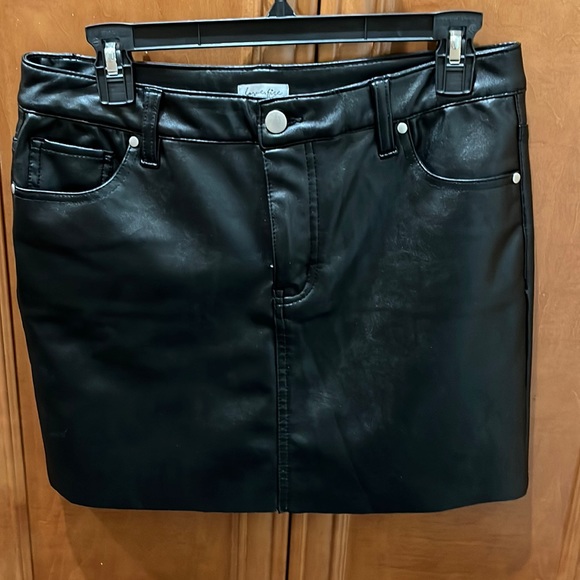 Love,Fire black faux leather mini skirt. Size 28 - Picture 6 of 8